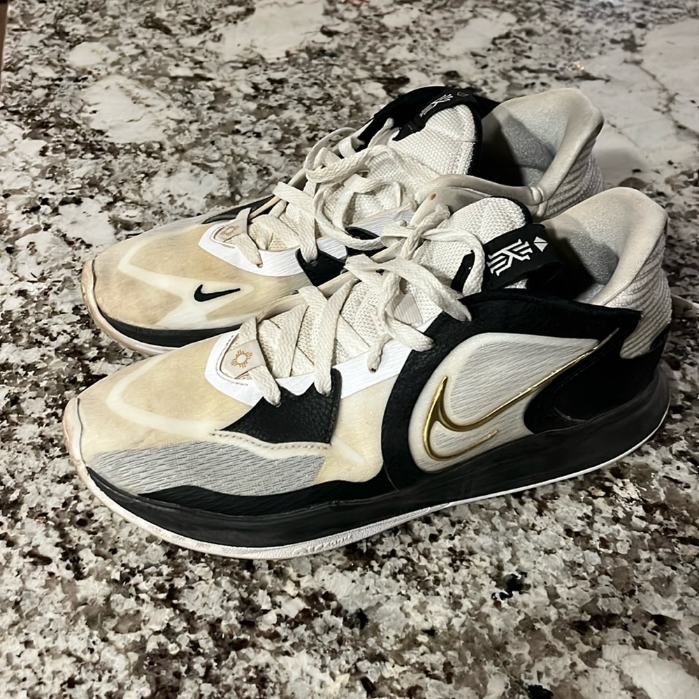 Gym/basketball shoes size 9 Nike